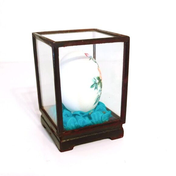 Vintage Chinese Hand Painted Egg In Glass Display Case Butterflies Flowers - Picture 4 of 5